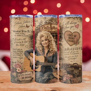 Può includere: Un bicchiere cilindrico con un collage in stile vintage di Dolly Parton che suona una chitarra acustica. Il design include testi di Jolene, 9 to 5 e Coat of Many Colors, insieme ad accenti floreali, un cappello da cowboy e il testo Little Dreamer Big Dreams.