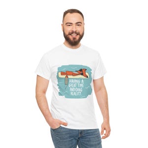 Funny Fox évitant la réalité - Humour d'été avec flotteur de piscine