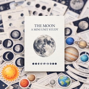 Może przedstawiać: Prostokątna karta edukacyjna z napisem THE MOON A MINI UNIT STUDY w kolorze ciemnoniebieskim. Karta zawiera szczegółową akwarelową ilustrację księżyca na środku oraz poziomą linię małych ikon faz księżyca u dołu.