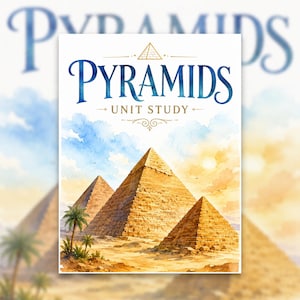 Op de afbeelding: Een rechthoekige educatieve print getiteld Pyramids Unit Study met een aquarelillustratie van drie grote stenen piramides in een woestijnlandschap met palmbomen, een blauwe lucht met wolken en een gouden zon aan de horizon.