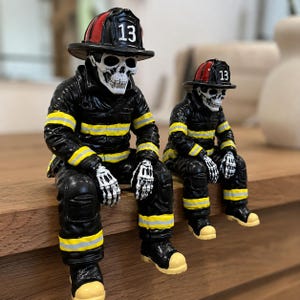 Brandmanspresent, skelettdekor, sittande skelett, brandmansfigur i 2 storlekar för Halloween-mantel eller hylldisplay