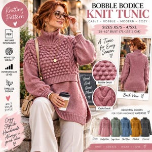 Op de afbeelding: Een oudroze gebreide tuniek met een hoge col, lange mouwen en een textuurrijk lijfje met bobbel- en kabelpatronen. Het ontwerp heeft een split aan de zoom en is verkrijgbaar in de maten XS/S tot 4/5XL voor een borstomvang van 71-157,5 cm.