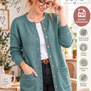 Könnte beinhalten: Eine blaugrüne Strickjacke mit Rundhalsausschnitt, langen Ärmeln, zwei Vordertaschen und einer vertikalen Reihe hellbrauner Knöpfe. Das Bild enthält den Text: KNITTING PATTERN, WOMEN'S CARDIGAN, S-M-L-XL, PDF INSTANT DOWNLOAD, Knit Your Style, Timeless Handmade Wardrobe.