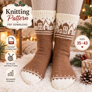 Op de afbeelding: Een paar bruine en crèmekleurige gebreide sokken met een herhalend huispatroon rond de kuit, geribbelde boorden en effen crèmekleurige tenen. De afbeelding bevat de tekst Knitting Pattern PDF DOWNLOAD, SIZES 35-43 en iconen voor PDF, instructies en beginnersniveau.
