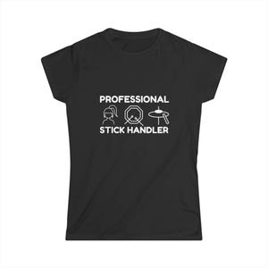 Puede incluir: Una camiseta negra de manga corta con texto blanco que dice PROFESSIONAL STICK HANDLER. Sobre el texto hay iconos de líneas blancas de una persona con coleta, un tambor con dos baquetas y un platillo con una sola baqueta.