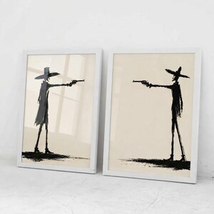 Pu&ograve; includere: Due stampe artistiche da parete incorniciate con illustrazioni a inchiostro nero su sfondo beige chiaro. Ogni stampa raffigura la sagoma sottile e stilizzata di una persona con un cappello a tesa larga che impugna una pistola puntata.