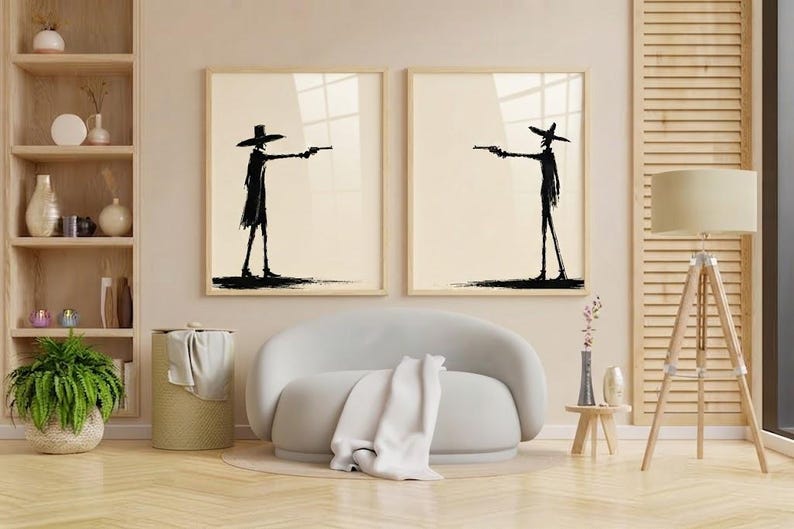 Pu&ograve; includere: Due stampe da parete incorniciate con sagome a inchiostro nero di figure che indossano cappelli a tesa larga e impugnano pistole. Le figure sono raffigurate in uno scontro, l'una di fronte all'altra, su uno sfondo beige chiaro.