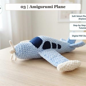 Pu&ograve; includere: Un aeroplano amigurumi all'uncinetto azzurro con elica e punte delle ali bianche, dotato di finestrini blu scuro. L'immagine include il testo: 03 | Amigurumi Plane, Soft Velvet Plush Baby Airplane, Step-by-Step Photo Tutorial, Digital PDF Download.