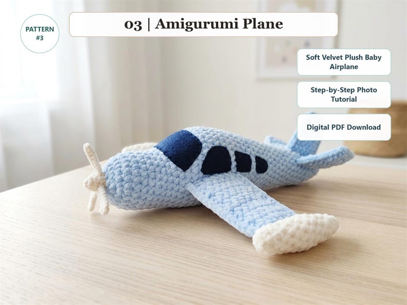 Pu&ograve; includere: Un aeroplano amigurumi all'uncinetto azzurro con elica e punte delle ali bianche, dotato di finestrini blu scuro. L'immagine include il testo: 03 | Amigurumi Plane, Soft Velvet Plush Baby Airplane, Step-by-Step Photo Tutorial, Digital PDF Download.