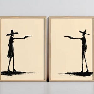 Pu&ograve; includere: Due stampe artistiche da parete incorniciate con sagome a inchiostro nero su sfondo color crema. Ogni stampa raffigura una figura alta e sottile con un cappello a tesa larga che punta una pistola verso l'altra figura in un duello.
