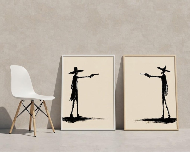 Pu&ograve; includere: Due stampe artistiche da parete incorniciate con sagome a inchiostro nero di figure che indossano cappelli a tesa larga e cappotti lunghi. Ogni figura &egrave; di profilo e punta una pistola verso l'altra su uno sfondo beige chiaro.