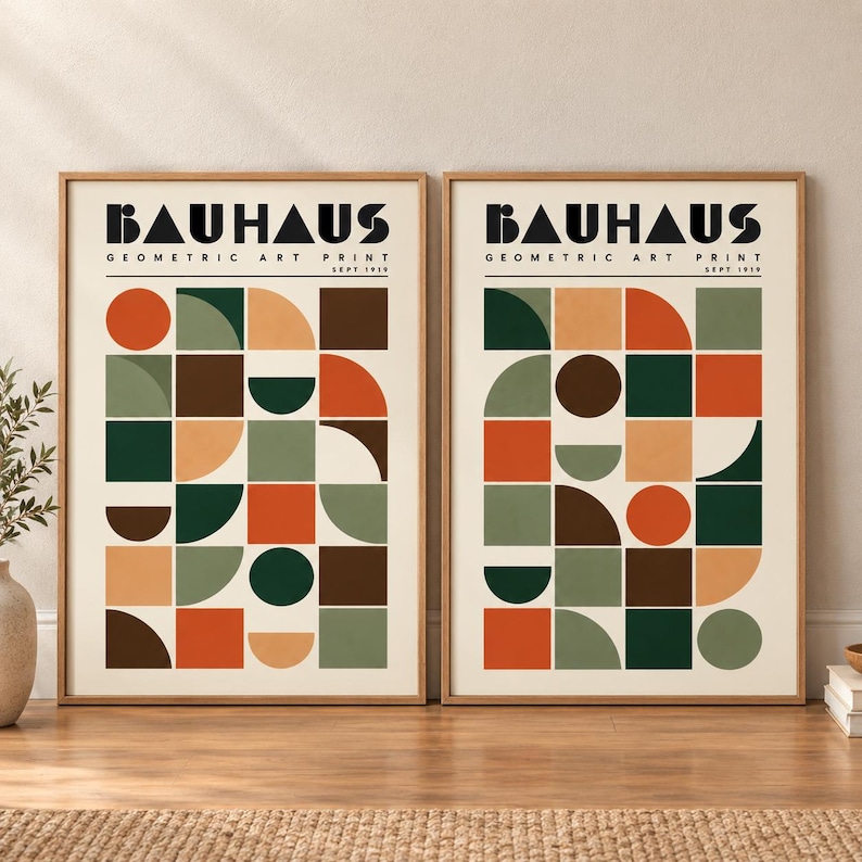 K&ouml;nnte beinhalten: Zwei gerahmte Kunstdrucke mit dem Text BAUHAUS GEOMETRIC ART PRINT SEPT 1919. Jeder Druck zeigt ein Raster aus geometrischen Formen wie Kreisen, Halbkreisen und Quadraten in Orange, Dunkelgr&uuml;n, Braun und Beige auf einem cremefarbenen Hintergrund.