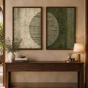 Puede incluir: Dos cuadros rectangulares enmarcados con dise&ntilde;os geom&eacute;tricos abstractos que presentan l&iacute;neas verticales y un gran semic&iacute;rculo compuesto por rayas horizontales. Una pieza tiene un fondo beige y la otra un fondo verde oscuro.