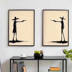 Pu&ograve; includere: Due stampe d'arte da parete incorniciate con sagome a inchiostro nero di figure che indossano cappelli a tesa larga e tengono pistole. Le figure sono raffigurate di profilo, l'una di fronte all'altra su uno sfondo beige chiaro. Le stampe hanno cornici nere sottili.
