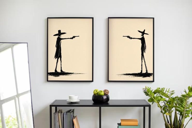 Pu&ograve; includere: Due stampe d'arte da parete incorniciate con sagome a inchiostro nero di figure che indossano cappelli a tesa larga e tengono pistole. Le figure sono raffigurate di profilo, l'una di fronte all'altra su uno sfondo beige chiaro. Le stampe hanno cornici nere sottili.