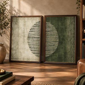 Puede incluir: Dos cuadros rectangulares enmarcados con una superficie texturizada y una gran forma semicircular compuesta por l&iacute;neas horizontales. Una pieza tiene un fondo beige claro, mientras que la otra tiene un fondo verde bosque profundo.