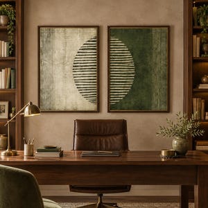 Puede incluir: Un par de cuadros rectangulares con dise&ntilde;os abstractos de l&iacute;neas verticales y una gran forma semicircular. La pieza de la izquierda es de color beige claro y la de la derecha es de color verde oscuro, ambas en marcos de madera marr&oacute;n oscuro.