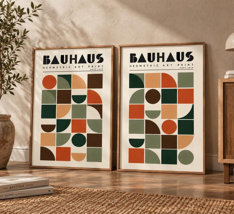 K&ouml;nnte beinhalten: Zwei gerahmte Kunstdrucke mit dem Text BAUHAUS GEOMETRIC ART PRINT SEPT 1919. Jeder Druck zeigt ein Raster aus geometrischen Formen wie Kreisen, Halbkreisen und Quadraten in einer Farbpalette aus Dunkelgr&uuml;n, gebranntem Orange, Braun und Beige.