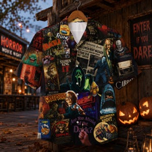 Puede incluir: Una camisa de manga corta con botones que presenta un collage multicolor de carteles y personajes de películas de terror clásicas, incluyendo imágenes de Chucky, un tiburón, una figura con máscara de fantasma y textos como Elm Street y Stephen King It.