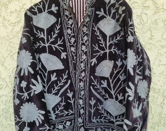 Svart sammetsbroderad jacka, Kashmiri Aari Suzani blommig kappa, Boho etnisk kimono