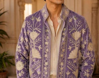 Herrjacka i lila sammet med broderi, blommig bohemisk kimonostil