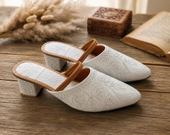 Handgjorda vita Chikankari broderade mules, etniska skor med blockklack
