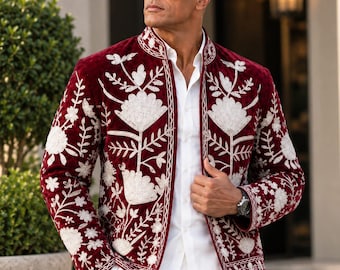 Herrjacka i kunglig rödbrun sammet med broderi, blommig sherwani-kavaj, bröllopskläder