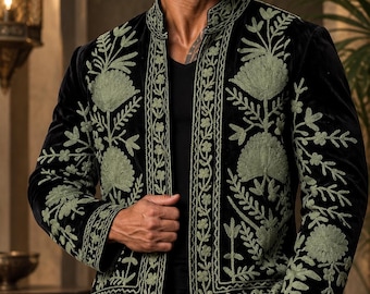 Herrjacka i svart sammet med broderi: Blommig Aari-broderi, ståkrage, formell klädsel