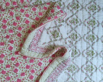Handtryckt indiskt bomullsquilt, vändbart blommigt överkast (queen size)