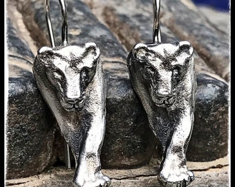 Lioness silver earrings. Silver lioness earrings front view. Lioness silver earrings seen from the face.