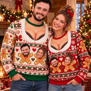 Peut inclure: Deux pulls à manches longues assortis arborant un motif de fête avec des bonshommes en pain d'épice, des cœurs rouges et des détails verts. Chaque pull présente une large encolure échancrée et une photo personnalisée sur un motif.