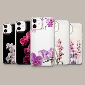 Op de afbeelding: Vijf doorzichtige telefoonhoesjes op een rij, elk met een uniek orchidee-bloemmotief. De hoesjes tonen diverse composities van witte, roze en paarse orchideeënbloemen tegen transparante, zwarte of witte achtergronden.