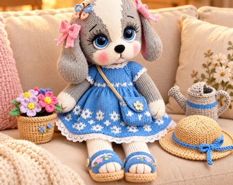 ブルーベルガーデンの子犬人形の編み図（PDF）、青い花柄のドレス、帽子、サンダル、かわいいガーデンアクセサリーを身に着けた子犬のおもちゃ