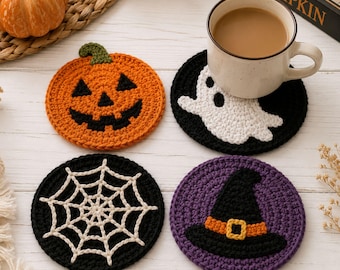 Kusligt Halloween-virkat underläggspaket i PDF-format, mönster för 4 muggar med pumpa, spöke, hatt och spindelnätsdekor.
