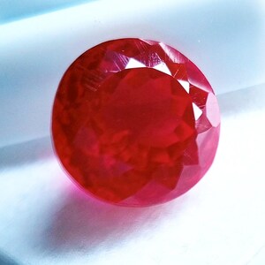 Splendido rubino rosso, taglio rotondo, raro, 10-12 carati, naturale, sciolto, certificato per la creazione di anelli e pendenti. Pietra preziosa JP187