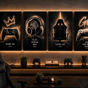 Peut inclure: Quatre panneaux muraux rectangulaires sur fond noir avec des illustrations de jeux vidéo dorées. Les impressions montrent une manette avec une couronne, un casque, un fauteuil de jeu et une manette avec le texte GAME ON, PLAY DREAM WIN, LEVEL UP et GG JUST ONE MORE GAME.