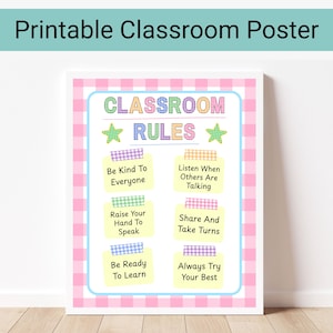 Pode incluir: Um cartaz de sala de aula imprimível com uma borda xadrez rosa e branca. O texto diz Classroom Rules com seis notas adesivas amarelas contendo as regras: Be Kind To Everyone, Listen When Others Are Talking, Raise Your Hand To Speak, Share And Take Turns, Be Ready To Learn e Always Try Your Best.