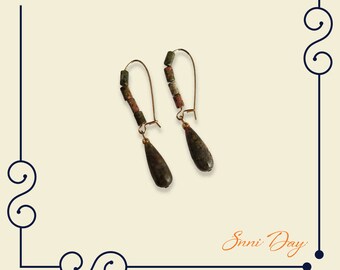 Forma de pera verde y marrón semi preciosa piedra con cuentas largas y pendientes de alambre francés