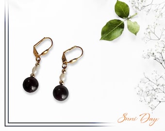 Semi Precious Onyx Tiger Eye Stone con pendientes White Pearl Bead & Gold Leverback.