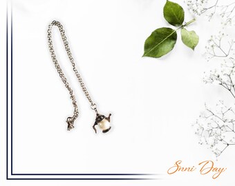 Collar colgante de perlas de agua dulce en forma de hervidor con cadena de tono plateado y cierre de garra de langosta.