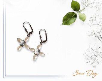 Star Shape Fresh Water Pearl and Glass Beads Earrings with Silver Leverback Closure.