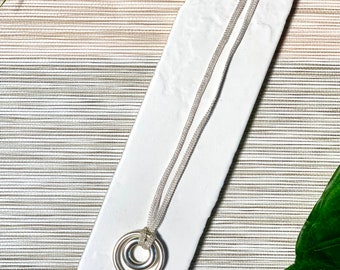 Anillo de color plateado y cadena de plata con malla plana de collar de plata no empañada