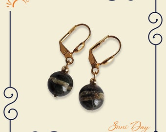 Piedra verde y blanca con pendientes traseros gold lever