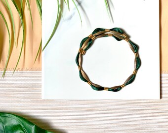 Collar de gargantilla Cuerda de color verde profundo con cuentas de metal de color dorado