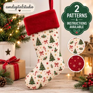 Puede incluir: Un calcetín navideño con puño de felpa roja y cuerpo de tela color crema con un patrón repetitivo de árboles de Navidad verdes, lazos rojos, bastones de caramelo y acebo. El texto dice: 2 PATTERNS & INSTRUCTIONS AVAILABLE.