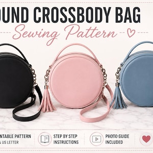 Op de afbeelding: Een naaipatroon voor een ronde schoudertas met de tekst ROUND CROSSBODY BAG Sewing Pattern en SEWING PATTERN. Drie tassen zijn afgebeeld in zwart, roze en blauw, elk met een handvat, een kettingdetail en een hangend kwastje.