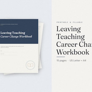 Puede incluir: Un cuaderno de trabajo imprimible y rellenable titulado Leaving Teaching Career Change Workbook de 15 páginas en tamaños US Letter y A4. La portada tiene un encabezado azul oscuro, cuerpo color crema y un icono circular de un libro.