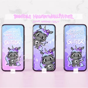 Könnte beinhalten: Drei Smartphones mit digitalem Hintergrundbild, das ein Cartoon-Einhorn mit Totenkopf-Emblem auf der Brust, lila Haaren und einem Diamanten zeigt, vor einem blau-lila Hintergrund mit dem deutschen Text KOMM NOCH NÄHER Z ES KLATSCHT GLITZER!