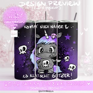 Könnte beinhalten: Ein 20 oz Skinny-Tumbler-Design mit einem dunkelvioletten und schwarzen Farbverlauf, einer grauen Einhornfigur in der Mitte, einem rosa Diamanten, kleinen Totenköpfen und violetten Sternen. Der Text lautet: KOMM' NOCH NÄHER & ES KLATSCHT GLITZER!