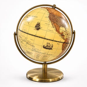 Può includere: Un mappamondo decorativo con oceani color crema e terre emerse marroni, montato su un supporto circolare in metallo color ottone. Il globo presenta scritte nere per le località geografiche e illustrazioni di due antichi velieri.